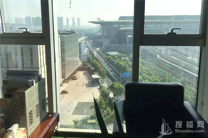 绿地之窗面积74平